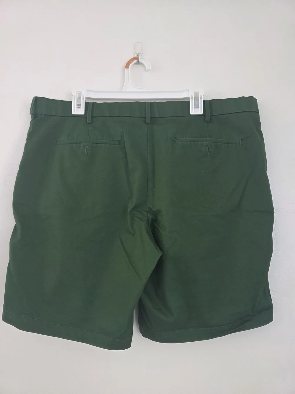 Banana Republic Men's Forest Green Flat-Front Chino Shorts / Size 38 / 9